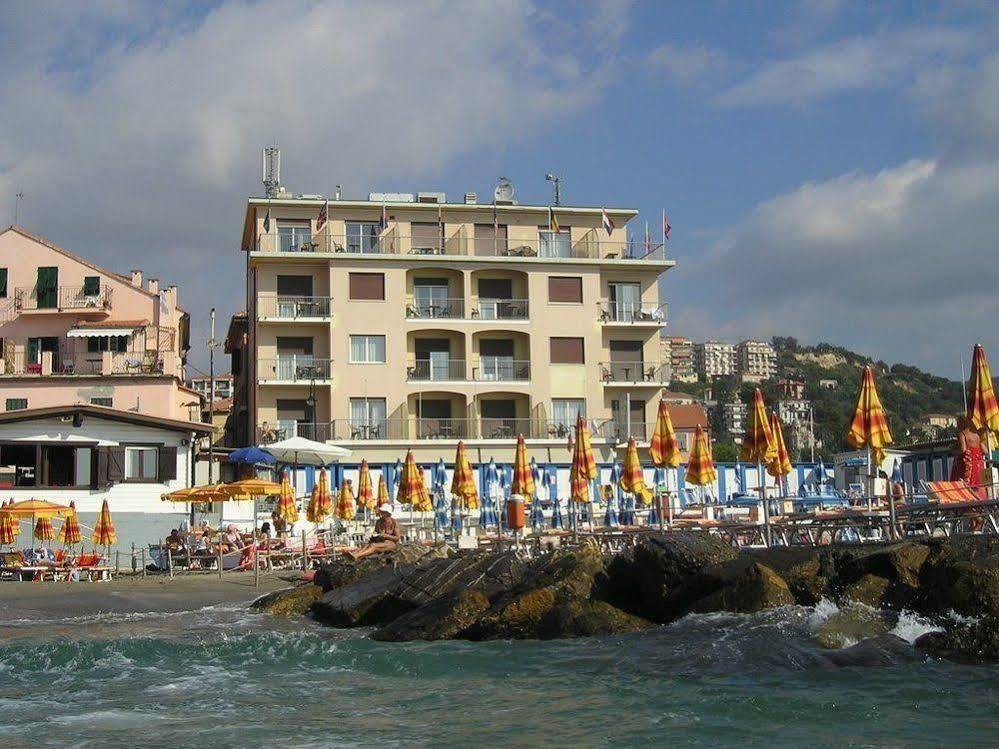 Hotel Croce Di Malta Imperia Exterior foto